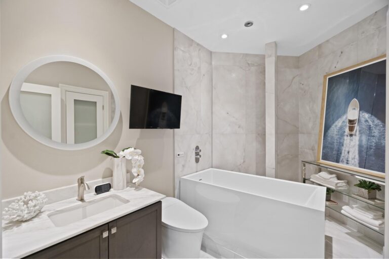 Luxury Master Bathroom Free Standing Thub